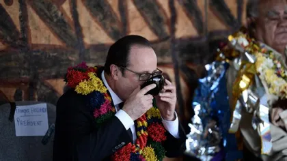 Francois Hollande, ţinta glumelor. Preşedintele francez s-a apladaut singur