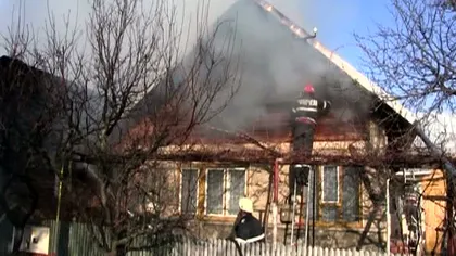 O casă din Prahova, distrusă de incendiu. O femeie a suferit un atac de panică VIDEO