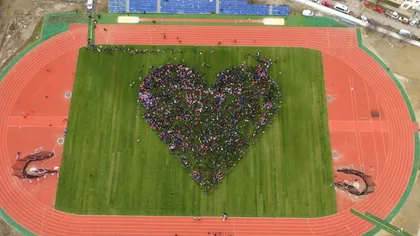 Peste şase mii de elevi din Arad au format o inimă umană imensă cu ocazia Zile Internaţionale a Bolilor Rare