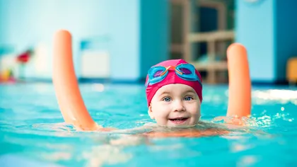 De ce este înotul un sport ideal pentru copii
