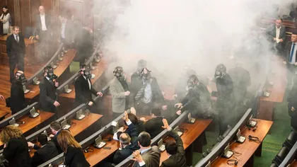 Un nou atac cu gaze lacrimogene în Parlamentul din Kosovo