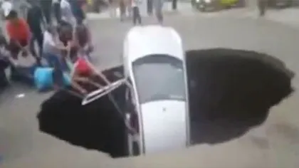 O familie A CĂZUT cu maşina într-o groapă adâncă de 5 metri VIDEO