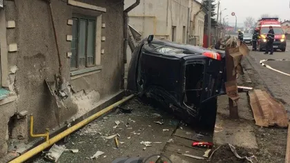 Accident SPECTACULOS în Dej. În urma impactului, o maşină a zburat într-o casă FOTO