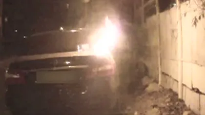 O maşină a fost incendiată în plină stradă. Poliţiştii îl caută pe făptaş VIDEO