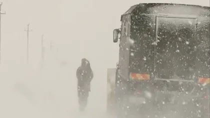 Zeci de maşini au rămas blocate în zăpadă. Drumarii au intervenit