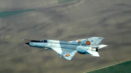 Un avion MiG-23 s-a prăbuşit în Libia, după raiduri asupra SI. Pilotul a supravieţuit ca prin minune