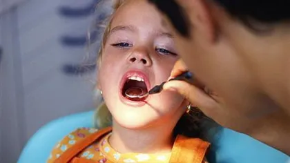 Numărul copiilor de până în 3 ani duşi pentru prima dată la dentist s-a triplat în ultimii doi ani