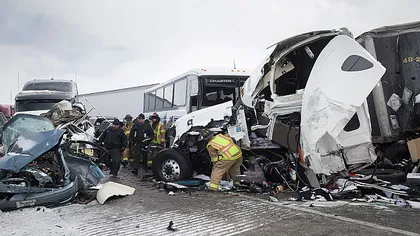 Accident cu 50 de maşini pe o autostradă din Pennsylvania. Cel puţin 3 oameni au murit