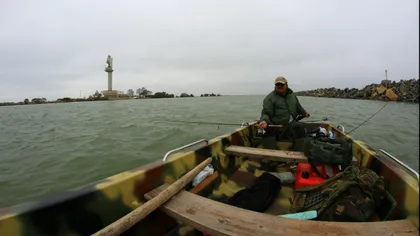 NOROC CHIOR! Doi pescari aflaţi într-o barcă avariată, salvaţi de poliţiştii de frontieră