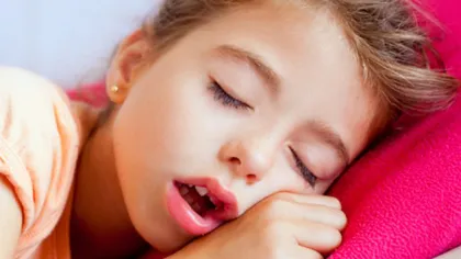 Studiu: Respiraţia pe gură în timpul somnului creşte riscul de a face carii