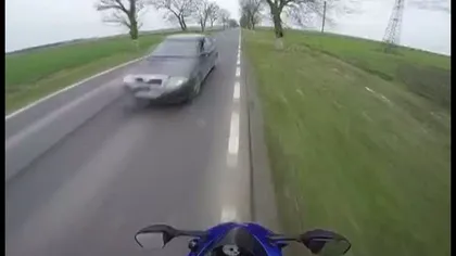 Şofer inconştient, motociclist la un pas de moarte VIDEO