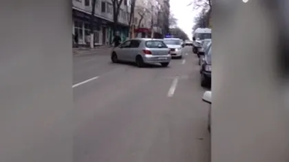 Imagini uluitoare surprinse în trafic. O şoferiţă a intrat pe contrasens, pe o stradă cu sens unic VIDEO