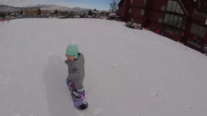 Un bebeluş de 1 an face senzaţie pe pârtia de schi. Snowbord, cu suzeta în gură VIDEO