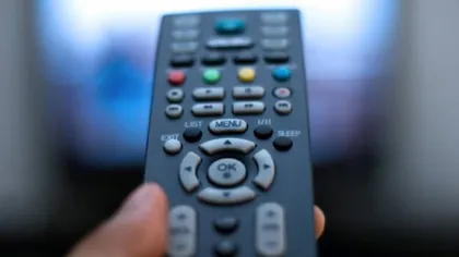STUDIU: Tinerii se uită mult mai puțin la televizor în comparație cu cei de peste 65 de ani