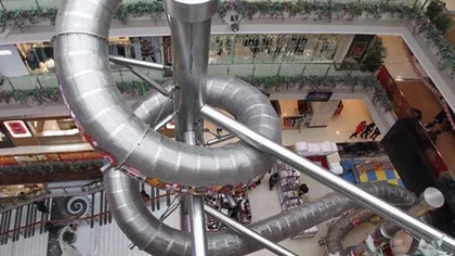 Atracţie inedită într-un mall din Shanghai: Un tobogan cu o înălţime de 20 de metri