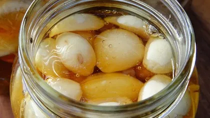Ce se întâmplă dacă mănânci usturoi cu miere pe stomacul gol, timp de 7 zile
