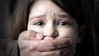 CUMPLIT! O fetiţă de patru ani a fost violată şi maltratată de propriul tată