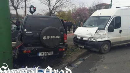 Accident GRAV în Arad. O maşină de teren s-a ciocnit cu un microbuz: doi copii au ajuns la spital
