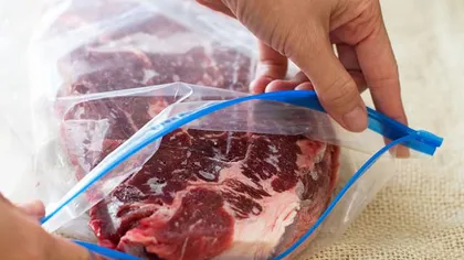 Cum este mai sănătos să decongelezi carnea