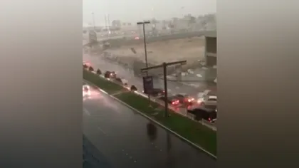 Furtună puternică în Emiratele Arabe şi Oman. Şase morţi şi avioane mutate de vânt pe aeroport VIDEO