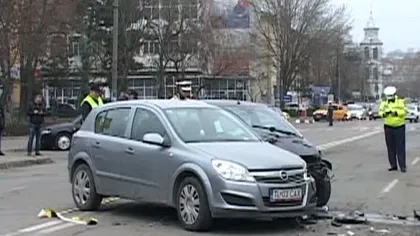 Accident grav în faţa prefecturii din Tulcea. Două persoane au ajuns la spital VIDEO