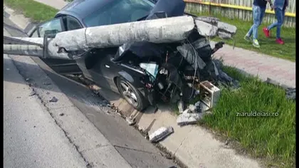 Accident teribil în Iaşi. O familie a scăpat ca prin minune după ce un stâlp a căzut pe maşină VIDEO