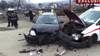 ACCIDENT cu cinci victime în Botoşani, după ce o dubiţă a intrat într-un autoturism VIDEO