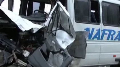 Accident în Gorj. Un microbuz cu călători, lovit de un autoturism
