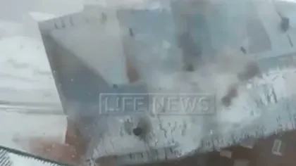 Imagini incredibile, surprinse în Rusia. Acoperişul unui bloc, luat pe sus de o rafală puternică de vânt VIDEO