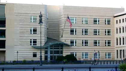 Alertă cu BOMBĂ la Ambasada SUA din Berlin. Un bărbat cu un pachet suspect a încercat să intre în clădire