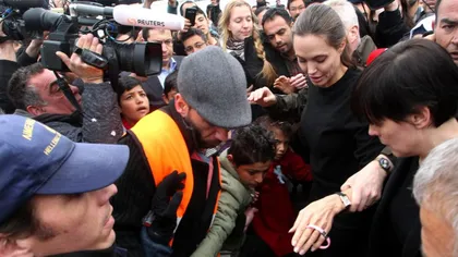 Angelina Jolie a sosit în Grecia, să îi ajute pe refugiaţi. Actriţa s-a întâlnit cu peste 4.000 de migranţi