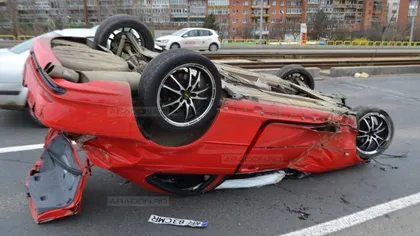 BMW răsturnat în Arad. Maşina a devenit un morman de fier vechi GALERIE FOTO