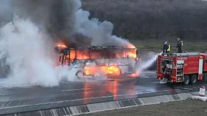 Momente de panică, autocar cu pasageri cuprins de flăcări GALERIE FOTO