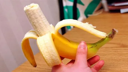 Ai decojit banana GREŞIT toată viaţa. Cum se desface corect şi eficient o banană