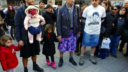 Iniţiativă inedită: Bărbaţii turci din Istanbul s-au îmbrăcat în FUSTE pentru a apăra drepturile femeilor