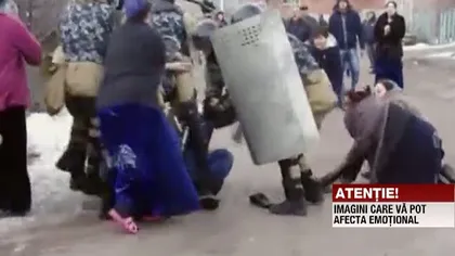 Bătaie cu pietre şi pari între ţigani şi forţele de ordine într-un oraş de lângă Moldova VIDEO