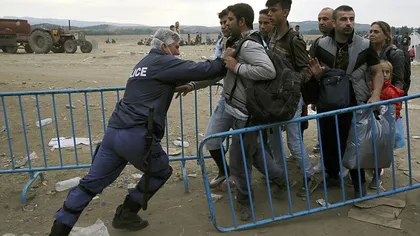 Criza imigranţilor: Refugiaţii au ridicat BARAJE rutiere în nordul Greciei
