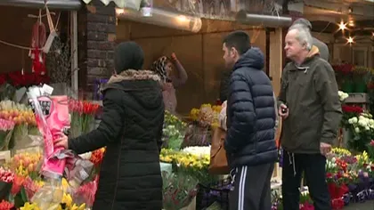 Florăreasă bătută cu bestialitate şi înjurată de un vânzător de legume pentru că i-a ocupat locul în piaţă
