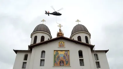 Cruce montată cu elicopterul pe biserica 