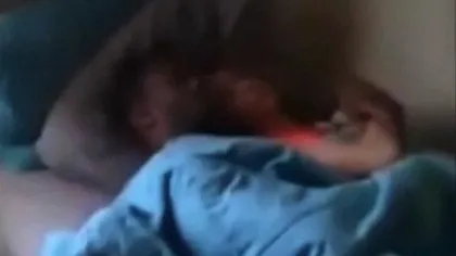 Şi-a prins iubita în pat cu alt bărbat. Reacţia incredibilă a infidelei VIDEO