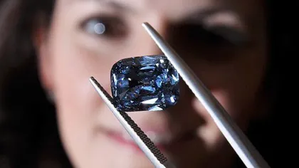 Un inel cu un diamant albastru rar, scos la licitaţie FOTO