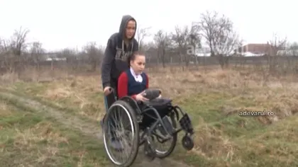 Poveste emoţionantă. O tânără imobilizată într-un scaun cu rotile ajunge la şcoală datorită fratelui său VIDEO