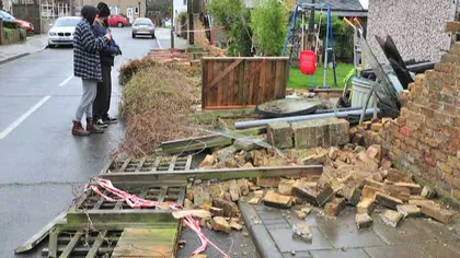 Furtuni violente în Anglia, Franţa şi Belgia. Trafic paralizat, zboruri anulate şi zeci de mii de case fără curent