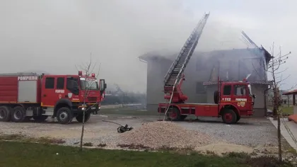 INCENDIU în ARAD: 10 persoane evacuate dintr-un hotel al cărui acoperiş a fost cuprins de foc