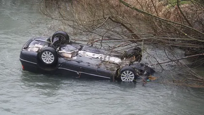 Maşină răsturnată în Râul Bega, şoferul a reuşit să se salveze