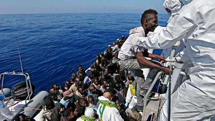 Garda de Coastă italiană a salvat sute de migranţi din Marea Mediterană