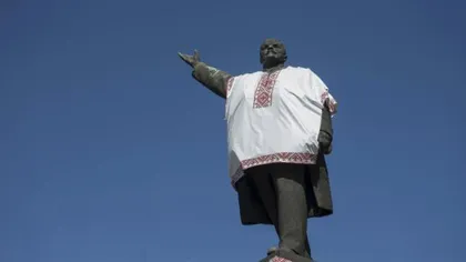 A căzut şi cel mai mare LENIN din Ucraina. Avea 60 de metri