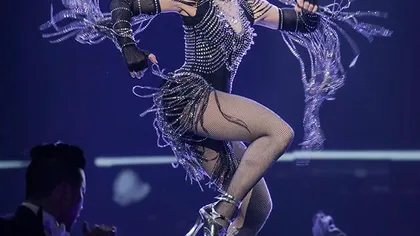 Madonna a luat-o razna. A DEZBRĂCAT o fană pe scenă, în faţa a zeci de mii de oameni VIDEO