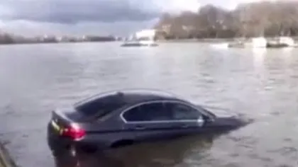Bolid scufundat în Tamisa. Şoferul a parcat prea aproape de apă VIDEO