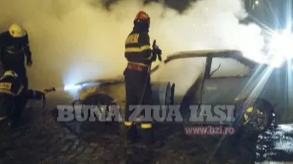 O maşină de lux a ars în faţa unei mănăstiri din Iaşi. Doi tineri se aflau în autoturism